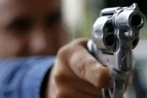 Polic�a le dispar� a un ladr�n que entr� a robar en su casa