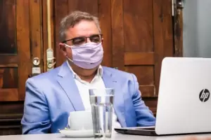 El gobernador Jalil se aisl nuevamente ante un caso positivo de un familiar