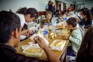 Cuatro de cada diez hogares con nios en Argentina redujeron sus ingresos