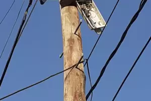 Se subi a un poste del tendido elctrico y amenaz con arrojarse