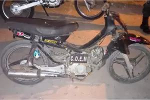 Demoraron a un adolescente que manejaba una moto con pedido de captura