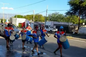 Los peregrinos colman las calles y llegan hasta la Virgen, tras la apertura del turismo