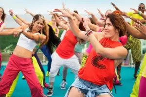 Zumba gratis y al aire libre en el playn del dique El Jumeal