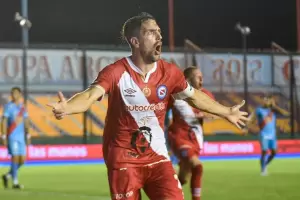 Argentinos derrot a Arsenal y trep a lo ms alto de la Zona A