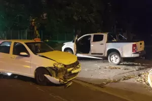 Choc� contra una camioneta, huy� a pie y dej� el auto abandonado en la calle