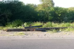 Tragedia: un joven motociclista muri en el acto al chocar contra un poste de luz cado