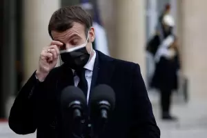 Tras dar positivo de coronavirus, Macron se encuentra "estable" y contina en aislamiento