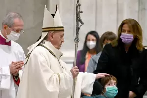 En una misa de Gallo marcada por la pandemia, el Papa llam� a no caer en el des�nimo