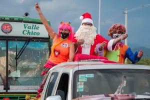 Pap Noel visit Valle Chico y reparti golosinas a los nios