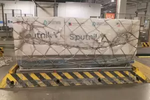 El laboratorio que elabora la vacuna rusa adelant que no hubo reacciones adversas en mayores de 60 aos