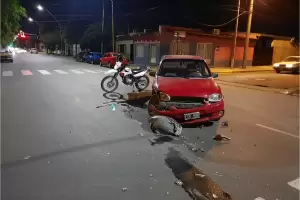 Fuerte choque entre dos autos en la zona norte