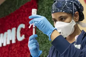 Se report la primera reaccin alrgica a la vacuna de Moderna en EE.UU.