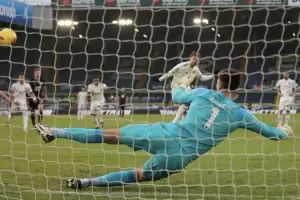 El Leeds de Bielsa gan con lo justo y se aleja del descenso