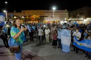 Vigilia celeste y verde en la Plaza 25 de Mayo por el debate del aborto