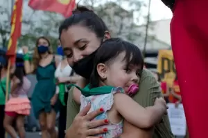 FOTOS: Vigilia y pauelazos "verdes" y "celestes" en la Plaza 25 de Mayo