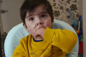 Tomy Flores, el pequeo santamariano, se recupera del trasplante de corazn y espera por la internacin domiciliaria