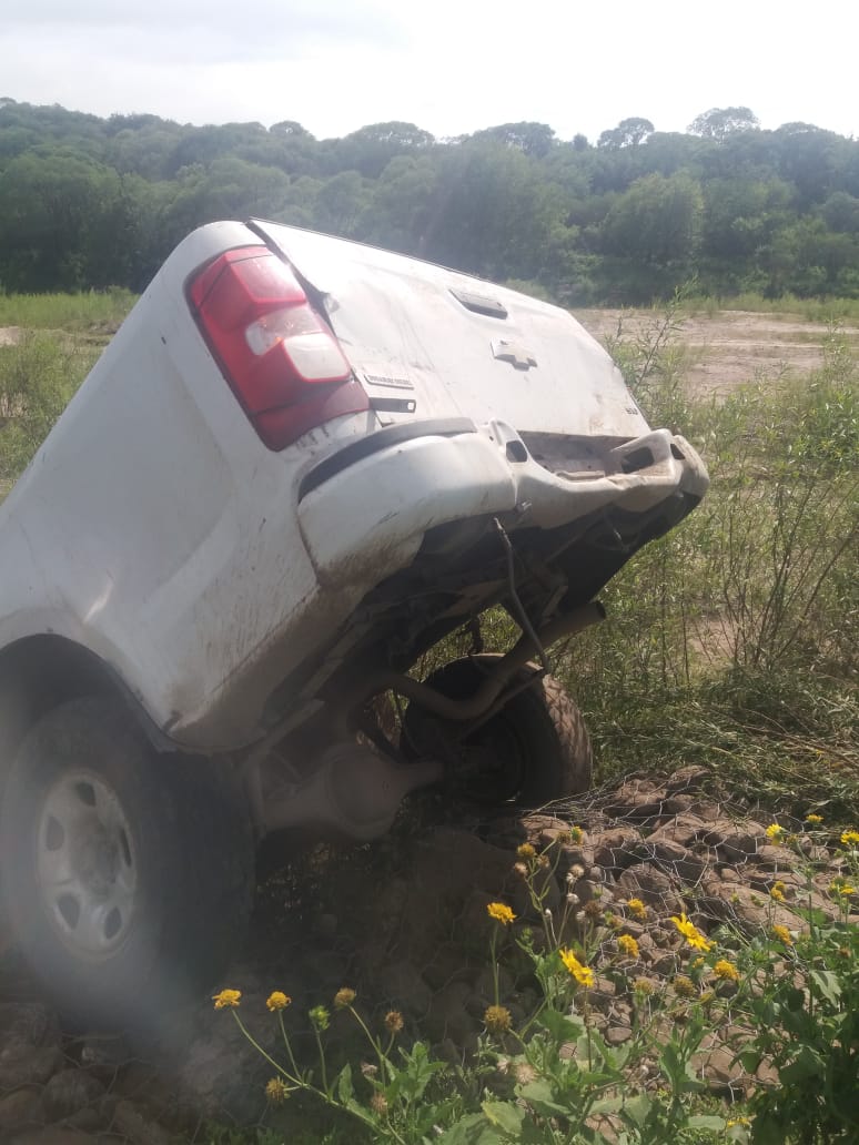 Una camioneta oficial se quedó sin frenos y terminó en un barranco - La ...