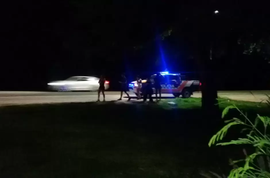 Polic�as al momento de dispersar a los menores de la fiesta en la madrugada.