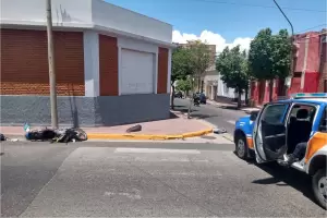 Una joven lesionada tras colisionar moto y auto en el centro