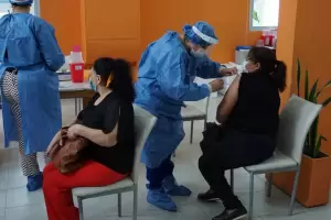 Vacunaron a personal de salud de la comuna capitalina que realiza control territorial y asistencia a aislados