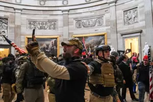 Decretaron toque de queda en Washington por disturbios frente al Capitolio y evacuaron el Congreso