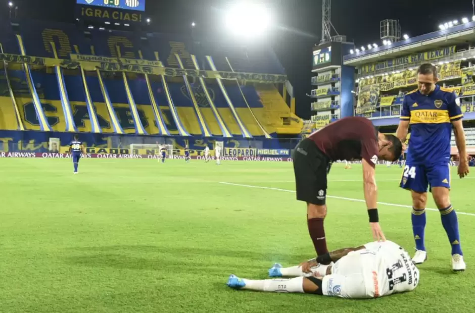 Posible penal de Carlos Izquierdoz a Marinho en Boca Santos por la Copa Libertad