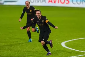 Messi convirti dos golazos en la goleada del Barcelona ante Granada