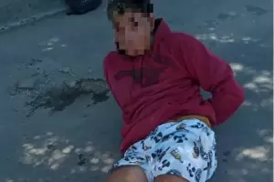 Arrebat una mochila y cuando escapaba choc contra un auto: termin detenido