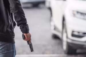 A plena luz del da, asaltaron a punta de pistola a una sexagenaria