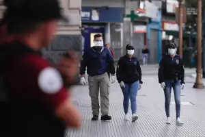 Los centros de testeos porteos funcionan con un refuerzo de seguridad luego de la agresin a un mdico