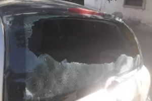 Le destruyeron el auto a pedradas