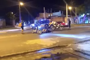 Delivery hospitalizado por un choque entre un auto y una moto en la Capital