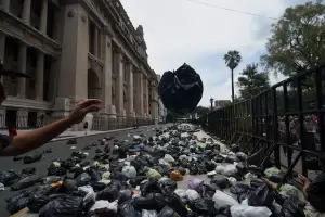 Kirchneristas pidieron por la liberaci�n de Milagro Sala y llenaron de bolsas de basura en Tribunales