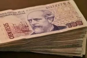 Denunci que dos empleados le robaron 50.000 pesos