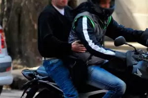 Motochorros balearon a un joven de 23 aos para robarle la bicicleta