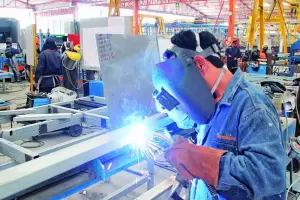 La actividad industrial cay 7,3% en 11 meses y se mantiene en los niveles previos a la pandemia