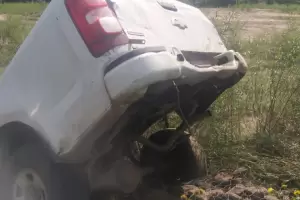 Una camioneta oficial se qued sin frenos y termin en un barranco