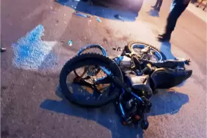 Violento choque entre una camioneta y una moto en la zona este