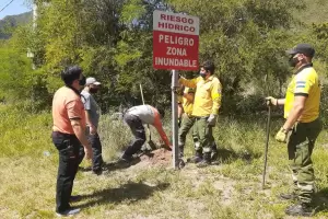 Defensa Civil coloc cartelera preventiva en Ruta N 4 tras los allanamientos