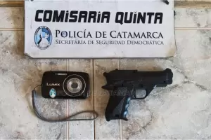 Amenazaban a los peatones con un arma de juguete y los arrestaron