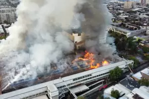 Un gran incendio afecta a uno los hospitales ms grandes de Santiago de Chile