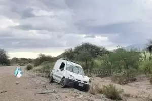 Perdi� el control de la camioneta y termin� volcando