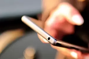 La derribaron de la moto