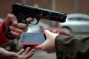 Entregame el celular o te pego un tiro