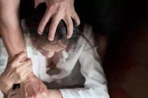 Detienen a un guardiacrcel que atac a golpes de puo a su pareja en la zona sur