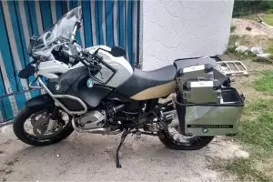 Un hombre perdi� el control de su motocicleta y cay� a la cinta asf�ltica