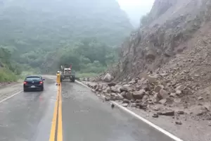 Vialidad Nacional trabaja en el despeje de derrumbes en La Cbila