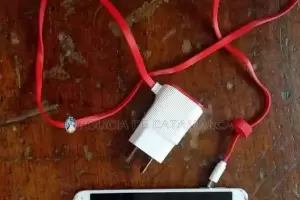 Le robaron el celular con el cargador