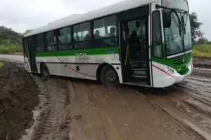 Colectivo de la l�nea GM, atascado en el barro