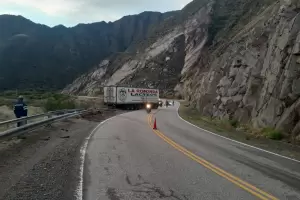 Quebrada de Beln: camionero perdi el control de su vehculo y termin en la banquina